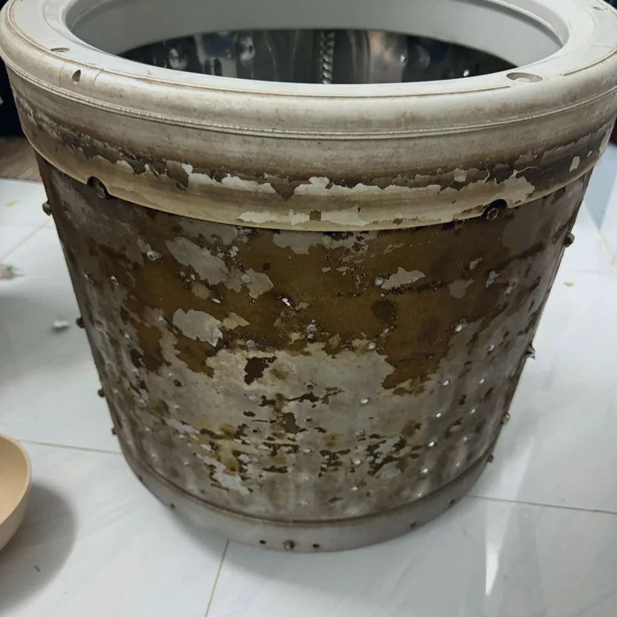 Thùng giặt ngoài đóng mảng bám dày trước khi xử lý