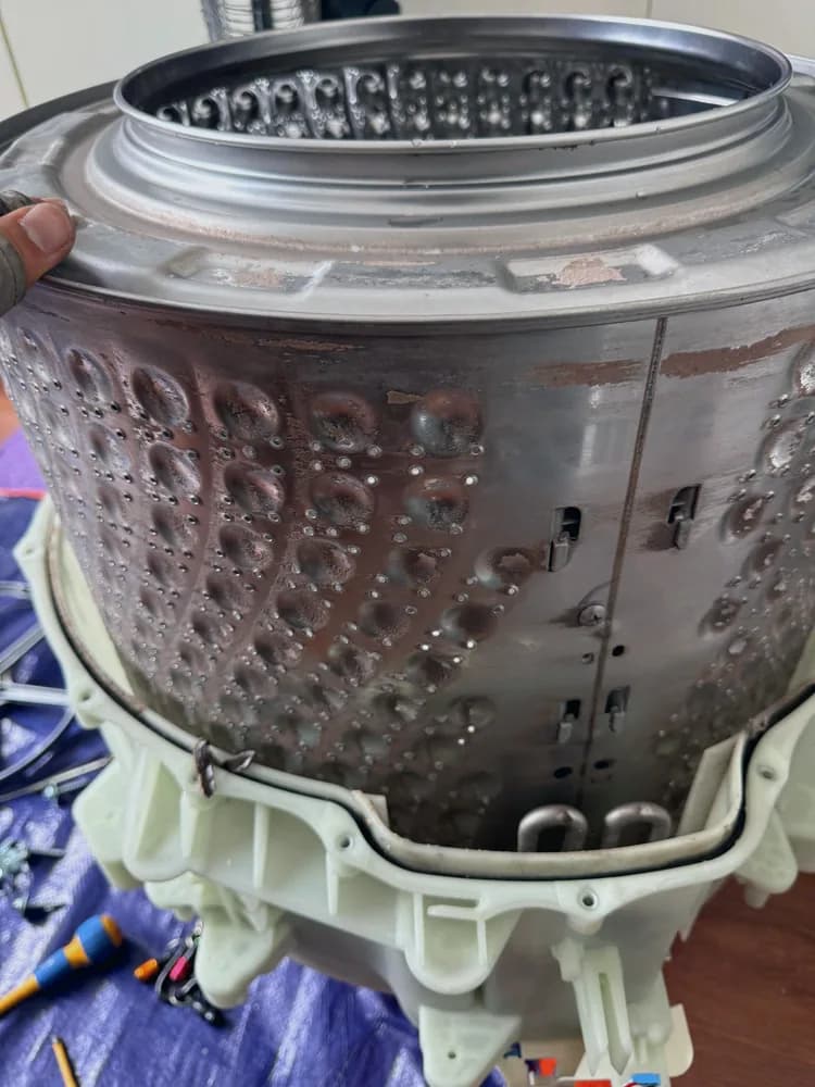 Lồng giặt inox đang trong quá trình xử lý mảng bám