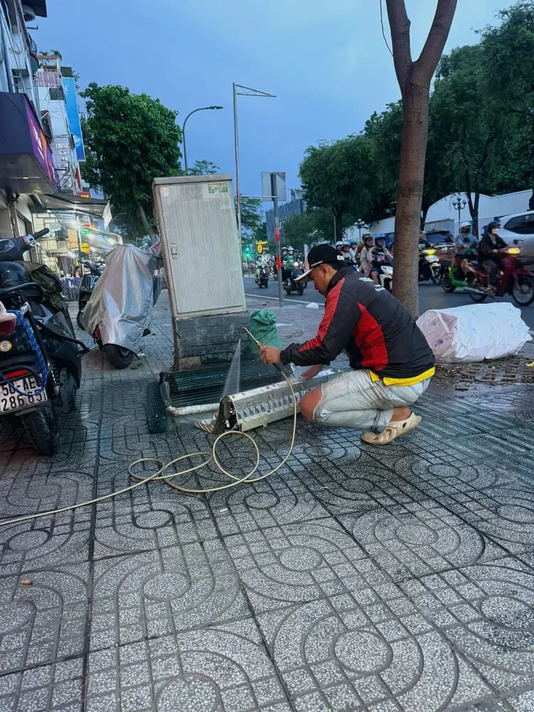 Thi công vệ sinh máy lạnh tận nơi, gọn gàng không ảnh hưởng sinh hoạt