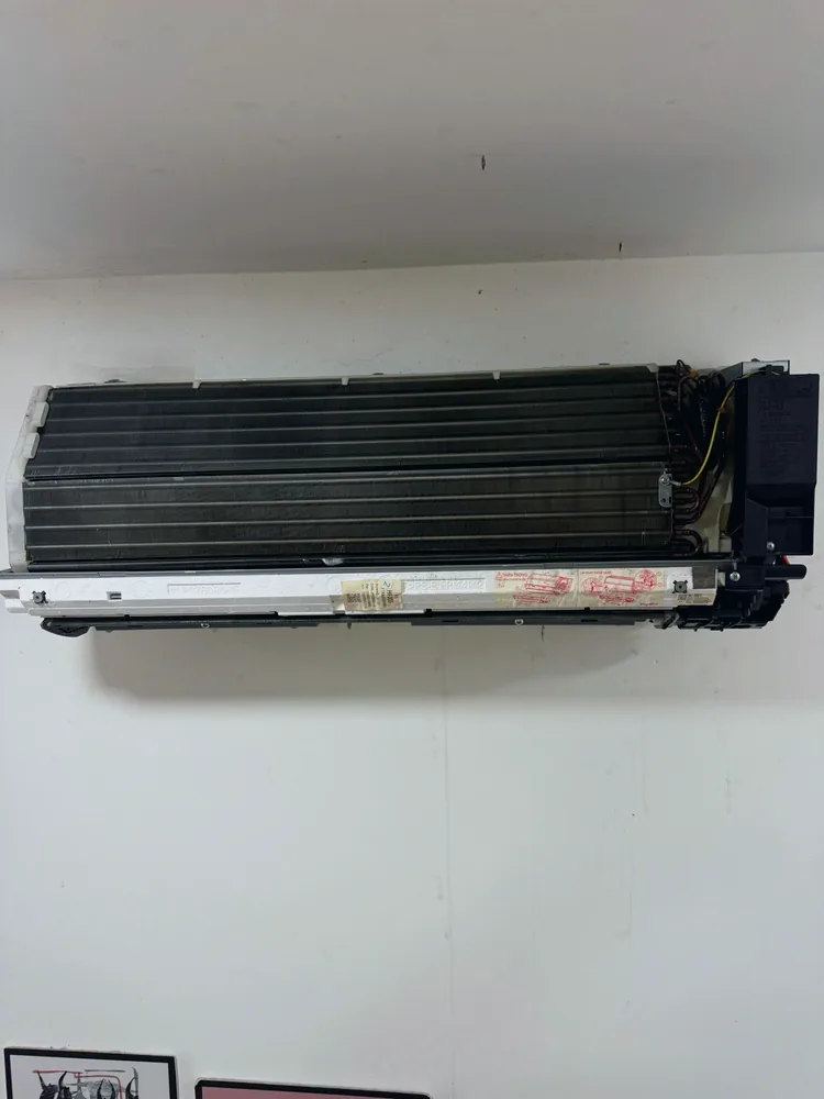 Tháo toàn bộ vỏ dàn lạnh để vệ sinh block quạt và dàn coil