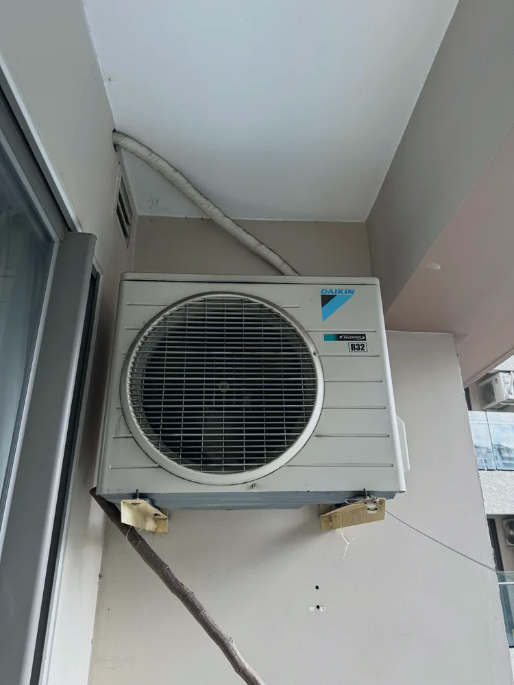 Dàn nóng máy lạnh Daikin lắp trên giá đỡ tường ngoài trời