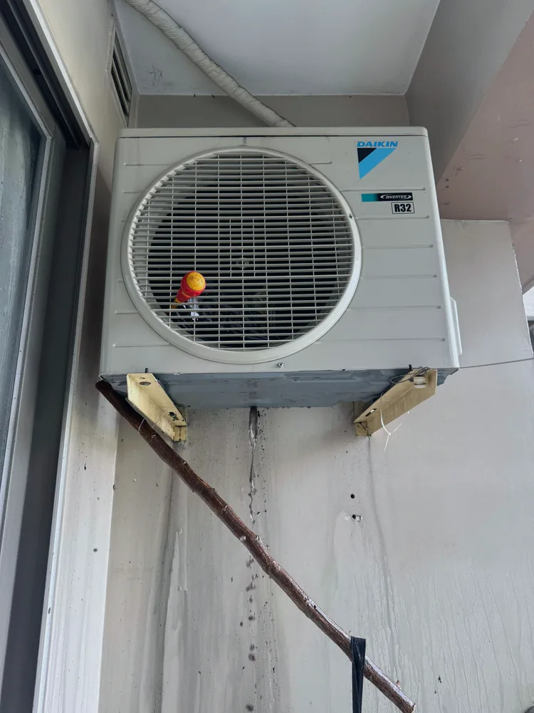 Kiểm tra dàn nóng và đường ống đồng của máy lạnh Daikin