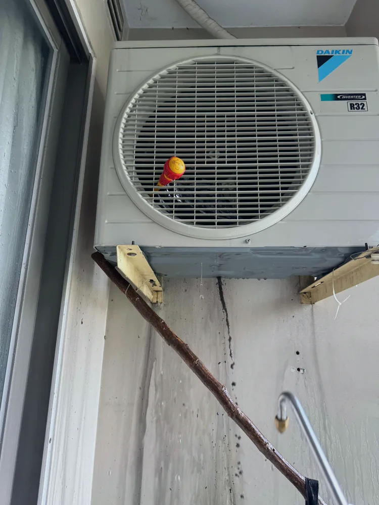 Dàn nóng máy lạnh sau khi vệ sinh và siết lại chân giá đỡ