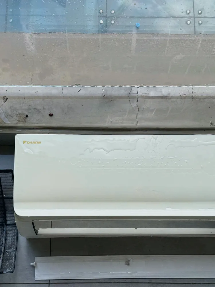 Tháo mặt nạ và lưới lọc máy lạnh để chuẩn bị vệ sinh tại nhà khách