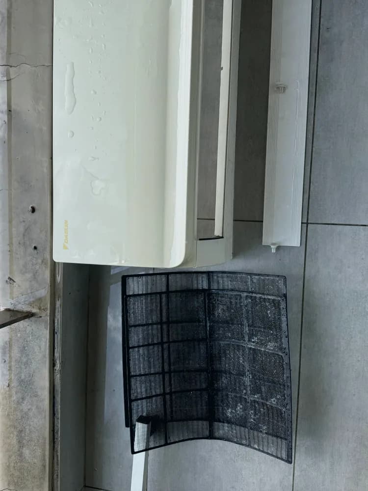 Tháo lưới lọc dàn lạnh lắp ở vị trí trên cao ngoài ban công