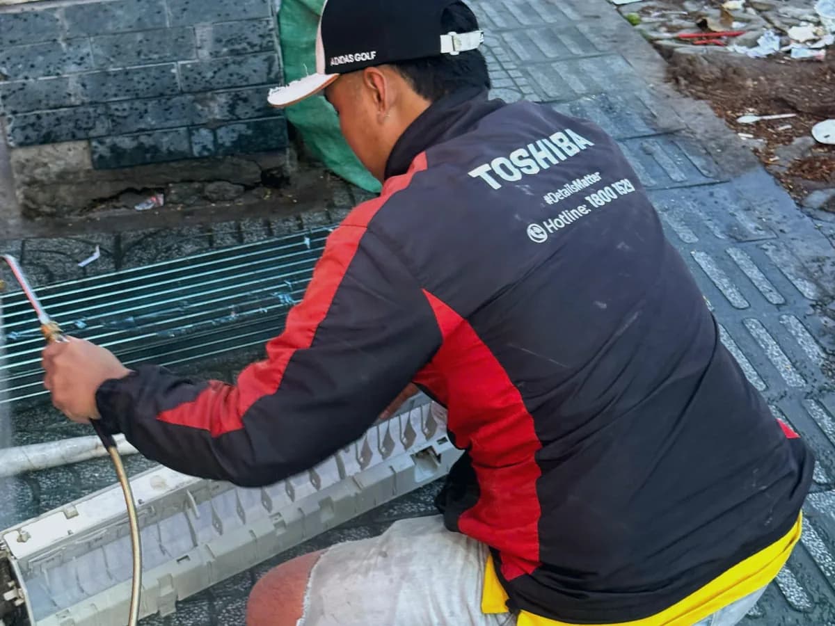 Kỹ thuật viên có mặt tại nhà và bắt đầu kiểm tra thiết bị